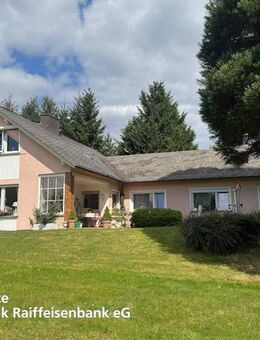 Charmantes Wohnhaus auf parkähnlichem Grundstück - Kinderbeuern