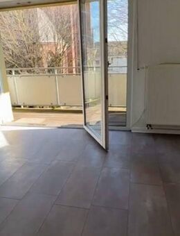 Wunderbare 2 Zimmer Wohnung mit Terrasse (wird leerstehend übergeben werden) - Krefeld