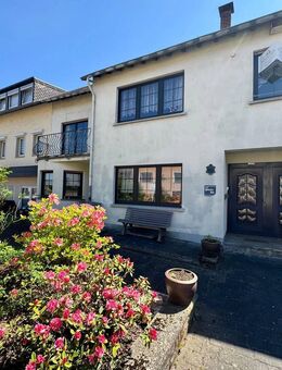 Altrich: Angepasster Preis! Zentral gelegenes Zweiparteienhaus mit Garten und schönem Gartenhaus - Altrich