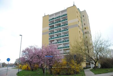 Merseburg-geräumige 3-Zi-Wohnung mit großem Balkon, Laminat und Lift!