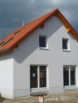 Grundstück inklusive !!! 5 Zimmer, Ton-Dachziegel, Wärmepumpe, Fußbodenhz., freie Grundriss-Planung … - Schönwölkau