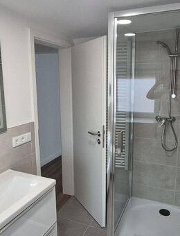 Erstbezug nach Renovierung - Helle 3-Zimmer-Dachgeschosswohnung in saniertem Haus - Fürth