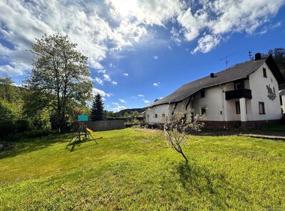 Teilsaniertes großes Wohnhaus in Haustadt mit viel Potential.