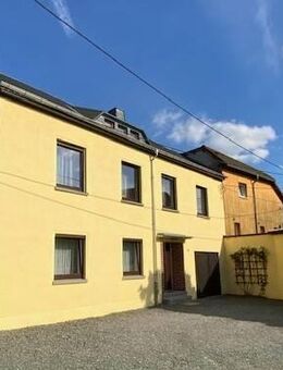 Charmantes Einfamilienhaus im Grünen mit gepflegtem Grundstück und zwei Garagen - Amtsberg