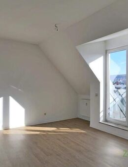 (12536_74) MGN: sonnige Dachwohnung mit 2 Balkons in der Heimstraße, Hausmeisterdienste inklusive, EBK mgl. - Meiningen
