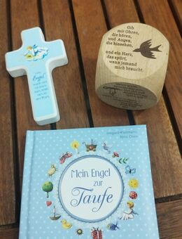 Gebets- und Sprüche- Set für Kleinkinder, 3 teilig bestehend aus hellblau- weißen Büchlein und Holzkreuz und einem hellbraunen Holzwürfel, wird meist so zur Taufe verschenkt, ist aber auch einfach so ein schönes Geschenk - Theilenhofen
