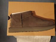 Original UGG Boots Modell: Classic Ultra mini in grau, Gr.42 - Frankfurt (Main) Nordend-Ost