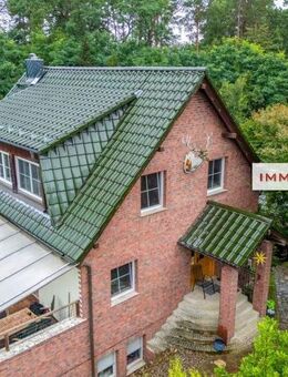 IMMOBERLIN.DE - Überzeugend gebautes Haus mit Einliegerwohnung, Garage & 4,1 Hektar Waldfläche in ländlicher Lage - Werneuchen