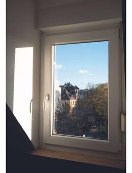 FREIWERDENDER ALTBAU AM WEISSEN STEIN: Dachgeschoss mit Loggia und Ausbaupotential im Spitzboden! - Frankfurt (Main)