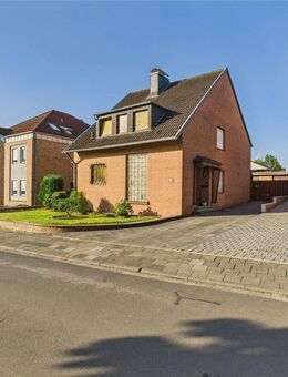 Solides freistehendes Einfamilienhaus mit zwei Garagen in Hückelhoven-Brachelen - Hückelhoven