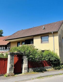 *LANDSITZ* Viel Platz bietender DREISEITHOF mit mehreren Nebengebäuden auf ca. 1.400m² großem Grund sucht neuen Besitzer! - Königsberg (Bayern)
