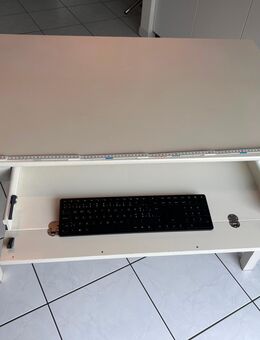 Schreibtisch mit Schublade für Tastatur - Watt