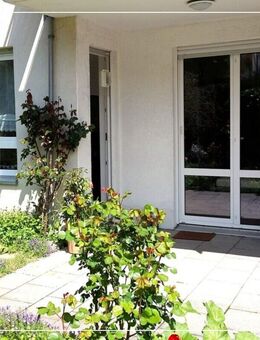 Wunderbar aufgeteilte 2-Zimmer-EG-Wohnung mit tollem Freisitz und kleinem Gartenanteil - Heilbronn