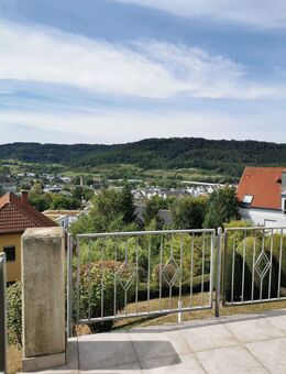 Charmante Dachgeschosswohnung mit moderner Einbauküche, Balkon, Garten und zwei Stellplätzen - Irrel