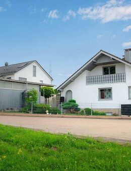 Solides Einfamilienhaus mit 5 ZKB zuzügl. Souterrain 2 ZKB, DG vorbereitet, Grund 950 qm, 2 Garagen - Böhmfeld