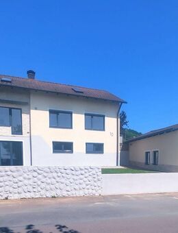 Provisionsfrei: Sonniges Familienhaus mit Einliegerwohnung, Talblick, Pool, Garage in Weilersbach - Weilersbach