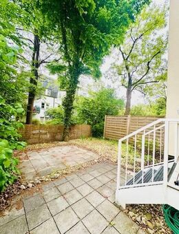 Wohntraum in München-Laim! 2 -Zimmer-Erdgeschoßwohnung mit zwei Gartenanteilen und schönem Grundstück - Grünwald