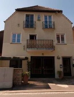 Zweifamilienwohnhaus mit viel Wohnraum im Herzen Escherndorfs - Volkach