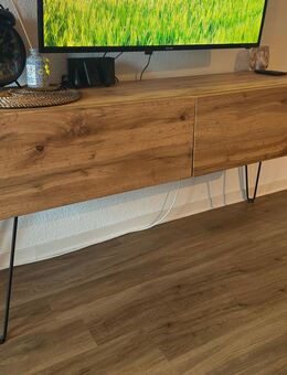 Modernes Lowboard in Holzoptik mit Hairpin-Beinen - Meinerzhagen Zentrum