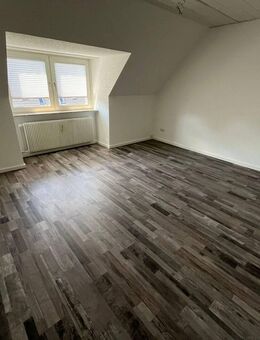 Vermietung: Dachgeschoss-Wohnung mit Garage und Gartenanteil in Plettenberg, Auf dem Loh 61 - Plettenberg