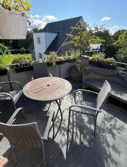Bezugsfrei: Lichtdurchflutete Penthouse-Wohnung mit Dachterrasse & Carport - Oldenburg