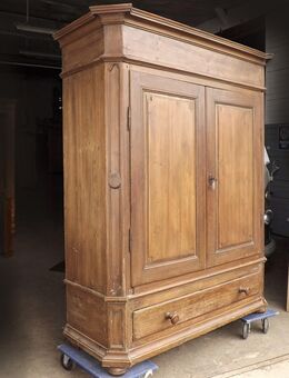 Antiker Schrank, unrestauriert, um 1800. (Ländliches Spätbarock/Louis-Seize). - Königswinter