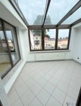 Außergewöhnliche, geräumige 2-Zimmer-Dachwohnung mit Wintergarten * Übernahme Einbauküche möglich - Meerane