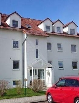 nahe Radeberg -- schöne und großzügige 2-Raum-Wohnung im Dachgeschoss mit Balkon -- hell, freundlich und ruhige Lage - PKW-Stellplatz - Arnsdorf