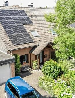 Doppelhaushälfte in ruhiger Sackgassenlage * ca. 180 m² Wohn-Nutzfläche * 5 Zimmer * Kaminofen * Einbauküche * Garte... - Burscheid