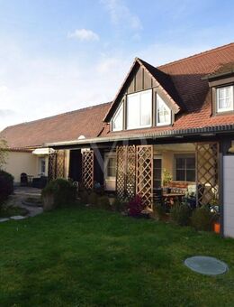 Reihenendhaus mit Doppelgarage, Terrasse und kleinem Garten in zentrumsnaher Lage - Feuchtwangen