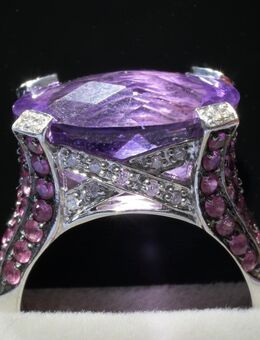 Exklusiver 18 Karat Weißgold-Ring mit Amethysten, Rubinen & Diamanten - Kiel