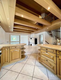 Großzügiges Haus mit Garten, Dachterrasse, sechs Zimmern und neuer Heizung - Neufahrn (Niederbayern)