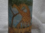 Original afrikanische Stumpen Kerze mit Motiv Afrika Giraffe blau - Aschaffenburg