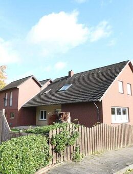 Geräumiges, modernisiertes Zweifamilienhaus mit Keller und Garagen - Emstek
