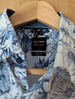 NEU * Stylisch * Business * Anlass * Freizeit * Blumen * Blüten * Flower- Power * Langarm * Hemd "OLYMP" LEVEL 5 FIVE * body fit * Gr. 39- 40/ S- M * weiß * tinten- blau * - Riedlingen