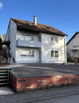 Zwei- bis Dreifamilienhaus mit Garage und großem Grundstück - Homburg
