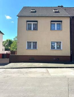 Einfamilienhaus mit Platz für zwei Familien, großem Garten, Garage u. Lagerfläche in Rheinhausen - Duisburg