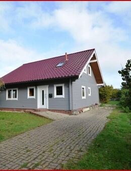 * Holzhaus mit frischem Anstrich in Völlenerfehn * - Westoverledingen