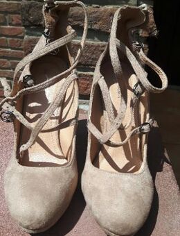 Pumps/High Heels, neu, mit Schnürung und 10 cm Absatz, beige, Gr. 38 - Berlin Charlottenburg-Wilmersdorf