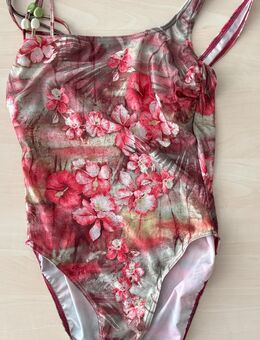 Gr. 40 B: Badeanzug, weiß/rot mit Blumen und mit Perlen, wenig getragen - München