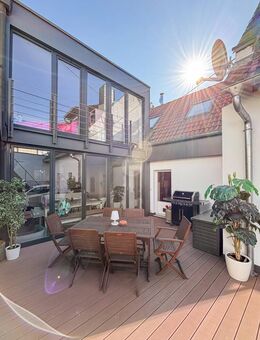 Hofheim-Wallau! Wohnen auf 270 m² - top-saniert! 7 Zimmer, 2 Bäder, Garage (2 Stpl.), Dachterrasse! - Hofheim (Taunus)