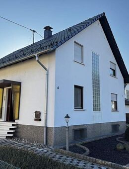 Modernisiertes EFH, ca. 120 m² Wfl., mit Balkonen, 2 Garagen und Garten in Südlage, Grundst. 560 m² - Überherrn