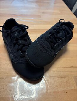 Kinder/Herren Hallen Fussballschuhe Marke Adidas Predator Grösse 40 1/2 - Wadgassen