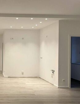 ERSTBEZUG nach Sanierung: wunderschöne 2-Raum-Wohnung mit Balkon in ruhiger schöner Lage! - Zwickau