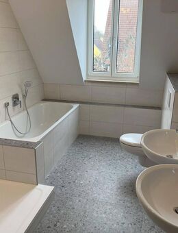 Große, lichtdurchflutete, komplett sanierte WG-Wohnung mit geh. Innenausstattung und Balkon - Augsburg