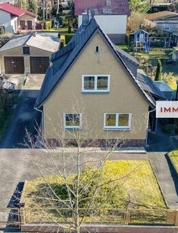 IMMOBERLIN.DE - Gepflegtes Ein-/Zweifamilienhaus in naturverbundener Lage - Schulzendorf