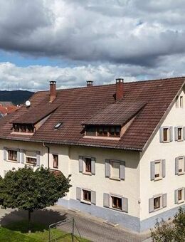 ruhige und familienfreundliche Lage | Dachgeschosswohnung mit 4 Zimmern | Balkon, Keller & Carport - Wehr (Baden-Württemberg)
