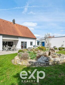 Exklusives Anwesen mit Wellnessoase, Büro und Gartenparadies in Hanglage - Weißenburg (Bayern)