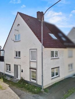 Zentral wohnen in Laupheim! Charmante Doppelhaushälfte mit Dachterrasse und viel Potenzial - Laupheim