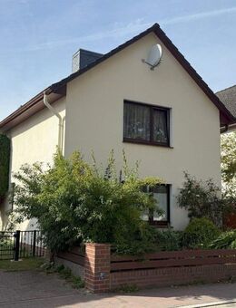 Großes Einfamilienhaus mit Einliegerwohnung, Keller, Garage und großem Garten in guter Ortslage - Schwarzenbek